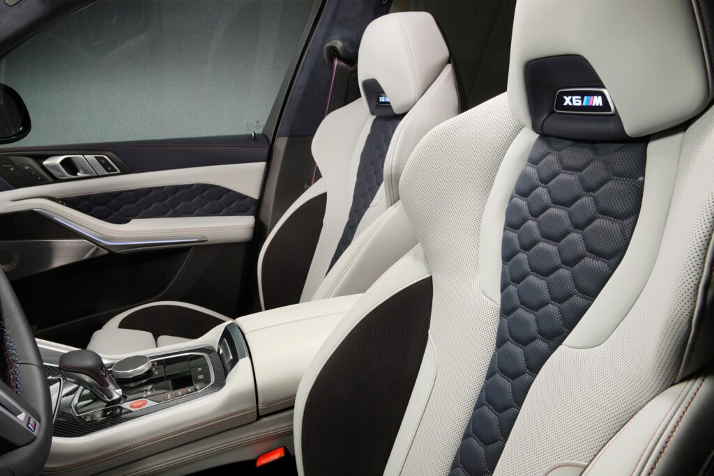 Luxusný interiér vozidla BMW X5 M Competition and BMW X6 M Competition Zdroj: BMW