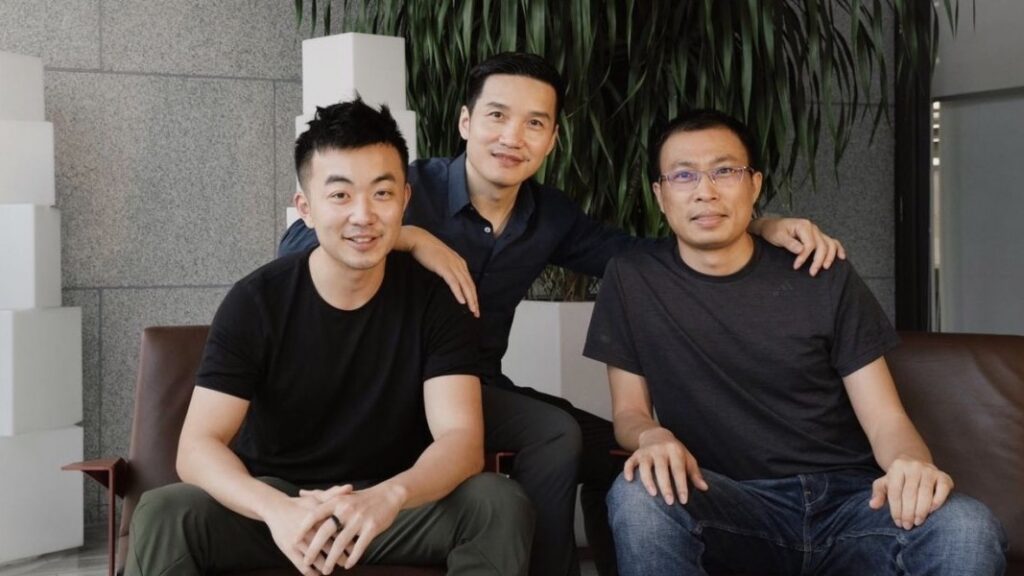 Lau (v strede),Carl Pei (vľavo) a Pete , Zdroj: GSMArena